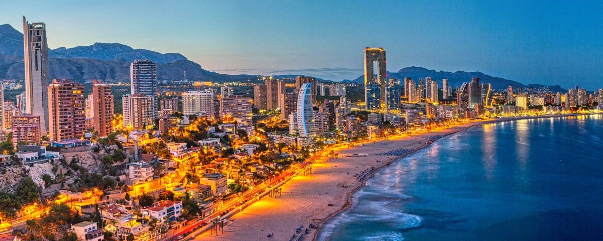 Qué Hacer en Benidorm con Amigos: Ruta de Fiesta y Playas con Ambiente